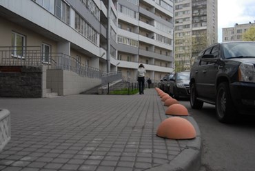 Ограничитель проежда "Полусфера" производства компании "Стройтехник" оранжевого цвета, установленный в одном из жилых комплексов г.Иркутска