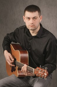 Поющий гитарист    Новогиреево
