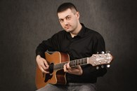 Поющий гитарист    Новоясеневская