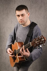Поющий гитарист    Таганская