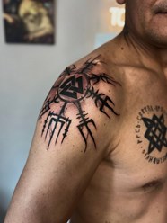 Тату руны на плече