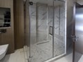 Стеклянная перегородка для душа с распашной дверью