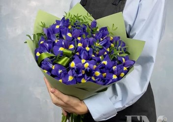 Букет из ирисов — подарок для мужичины