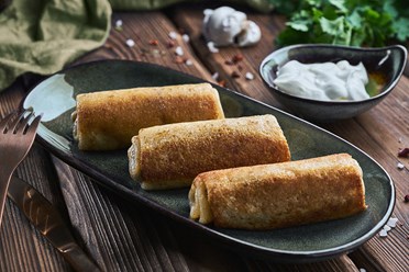 Блины с мясом - Жареные до золотистой корочки блинчики с начинкой из нежного телячьего фарша, подается со сметаной | https://gotovitmama.ru/zakuski/goryachie/bliny-s-myasom.html