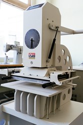 Тесним по площади от габаритов инициалов до 500х600мм, пресса по усилию от 1200кг до 125т.
Baier Geba — формат А3;
Atom — 500х600 мм;
Galli — 50х150 мм;
WSK — 50х100 мм.