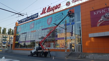 поклейка пленки на торговый центр