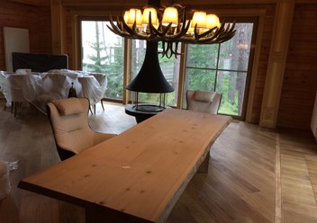 Стильный и качественный стол из слэба дерева с живым краем отлично подойдет для интерьера в стиле лофт, индастриал, эко.
              При изготовлении стола мы уделяем огромное внимание качеству