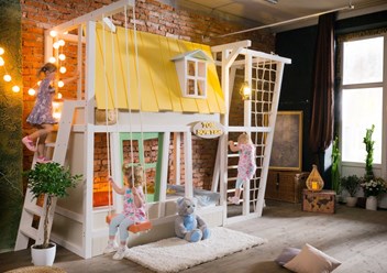 кровать-домик со спортивным уголком