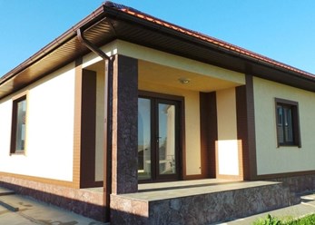 Одноэтажный дом с террасой в деревне Беляницы
Этот одноэтажный дом площадью 141,6 м² сочетает комфорт и современный стиль.