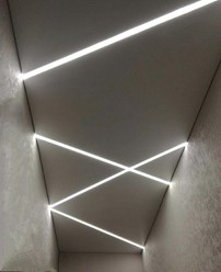 Световые полосы на натяжном потолке в коридоре
