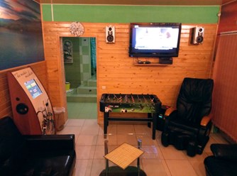Гостиная. Массажное кресло, настольный футбол, караоке аппарат, ТВ, аудио система