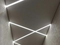 Световые полосы на натяжном потолке в коридоре
