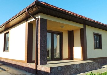 Одноэтажный дом с террасой в деревне Беляницы
Этот одноэтажный дом площадью 141,6 м² сочетает комфорт и современный стиль.