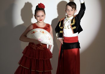 Детский танцевальный ансамбль «Палитра» приглашает заниматься танцами. Домашняя творческая атмосфера, конкурсы и праздники, мастер-классы приглашенных хореографов и танцовщиков.