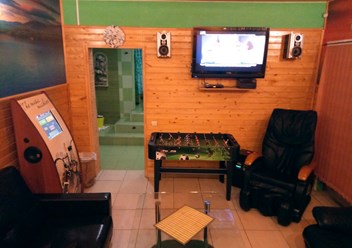 Гостиная. Массажное кресло, настольный футбол, караоке аппарат, ТВ, аудио система
