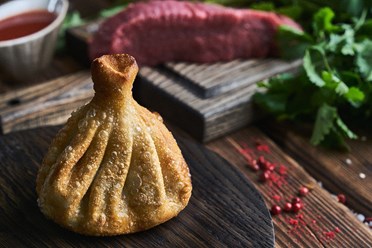Жареные хинкали с говядиной и зеленью - Отборная говядина со свежей зеленью и ароматными специями | https://gotovitmama.ru/hinkali/zharennye-hinkali-s-govyadinoj-i-zelenyu.html