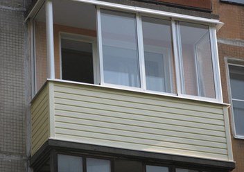 Остекление балкона с внешней отделкой сайдингом