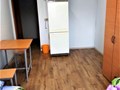 Холодильник, телевизор, стол в комнате