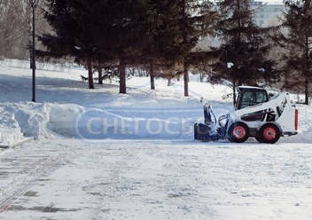 Уборка снега с парковки