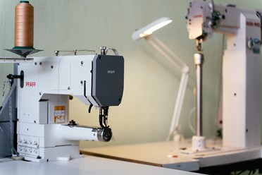 Швейная машина с плоской платформой Pfaff 481
Игольное продвижение, оснащена серверным двигателем и автоматическими функциями закрепки подъёма лапки и обрезки нитки.