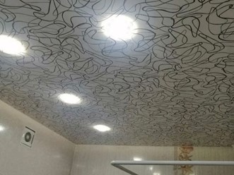 Натяжной потолок абстракция в ванной
