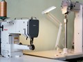 Швейная машина с плоской платформой Pfaff 481
Игольное продвижение, оснащена серверным двигателем и автоматическими функциями закрепки подъёма лапки и обрезки нитки.