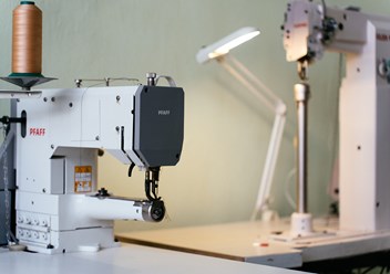 Швейная машина с плоской платформой Pfaff 481
Игольное продвижение, оснащена серверным двигателем и автоматическими функциями закрепки подъёма лапки и обрезки нитки.