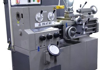 Токарно-винторезный станок АВ250 ЕС.Ф1 для мелкосерийного производства высокоточных деталей, оснащен системой цифровой индикации УЦИ.