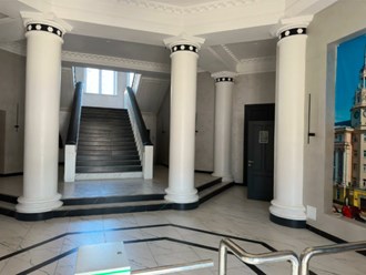 Турагентство в Воронеже на площади Ленина дом 8 - "Колокол Тревел". Центральный вход в Башню со шпилем и часами, 1 этаж.