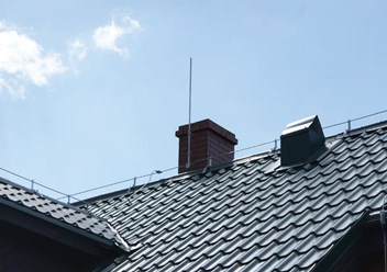 Молниеотвод для частного дома. Необходим для отвода заряда и защиты крыши от воспламенения после попадания молнии.