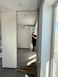 Зеркало в черной раме на стену, настенное зеркало купить
Настенное зеркало в черной раме на заказ: изготовление по размерам, строгая стильная рама, аккуратная установка, доставка и монтаж, купить зерк