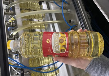 Рафинированное подсолнечное масло ТМ "Вкусрус" ООО Благодарин  - Refined sunflower oil TM "Vkusrus" Blagodarin LLC