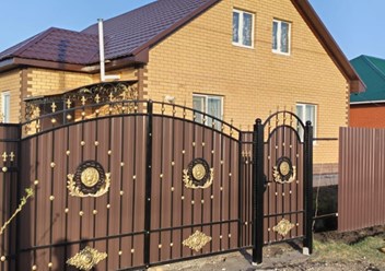 Кованые ворота - первое впечатление, которое запоминается! 💫 Преобразите свой дом с изысканными узорами и мастерством ручной работы. #КованыеВорота #Красота #ДизайнДома