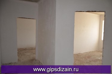 Оштукатуренное помещение механическим нанесением штукатурной смеси.