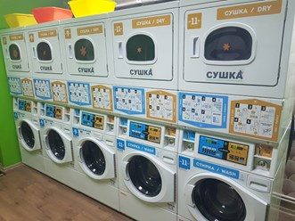 Два ряда машин стирка и сушка  в  круглосуточной прачечной самообслуживания СамПРАЧКА по адресу Москв, Пятницкое шоссе, 3 Митино. Стираем и сушим ваши вещи. Цены от 200 рублей.