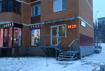 Отдельный вход в первом этаже жилого 17-и.