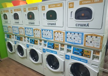 Два ряда машин стирка и сушка  в  круглосуточной прачечной самообслуживания СамПРАЧКА по адресу Москв, Пятницкое шоссе, 3 Митино. Стираем и сушим ваши вещи. Цены от 200 рублей.