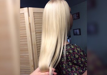 Универсальный чистый блонд.Во все временна многие девушки мечтают о красивом и без желательных оттенков на голове-блонде.Какой именно подойдёт тебе-скажет об этом твой цветотип.Холодный или теплый?