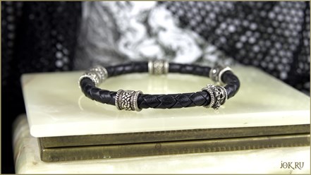 кожаные браслет с ювелирными шармами кельтскими и черепами