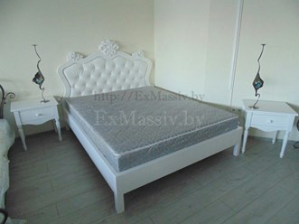 Белая двуспальная кровать с ручной резьбой из натурального массива ольхи