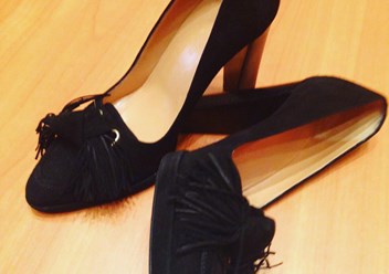 Туфли замшевые от Hermes 
https://www.instagram.com/komissionkavolokolamka/