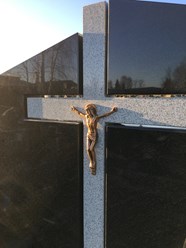 Гранитный крест с бронзовым распятием