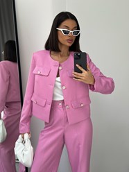 Костюм – флагман коллекции премиального бренда MYRACHI. Он сочетает укороченный пиджак и широкие брюки-палаццо. Стильный комплект выполнен из облегченной твидовой костюмной ткани.