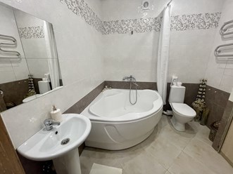 Шикарная ванная комната , где можно принять душ после медитации , тренингов и йог