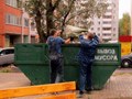 Погрузка мусора в контейнер грузчиками
