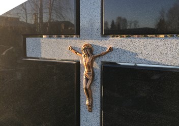 Гранитный крест с бронзовым распятием