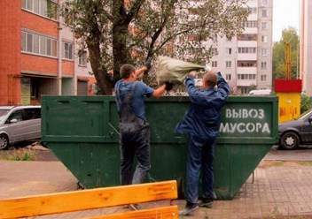 Погрузка мусора в контейнер грузчиками