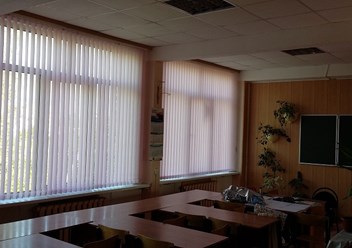 Установка вертикальных жалюзи в школе поселка Михнево. В наличии много цветов , делаем на заказ для любых помещений