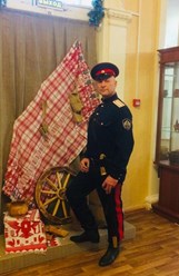 Руководитель ансамбля народной песни "Затея"  Николай Тарубаров