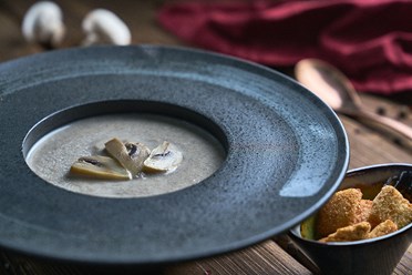 Крем-суп с грибами - Нежный крем-суп, приготовленный на основе грибного пюре с хрустящими домашними гренками | https://gotovitmama.ru/supy/krem-sup-s-gribami.html